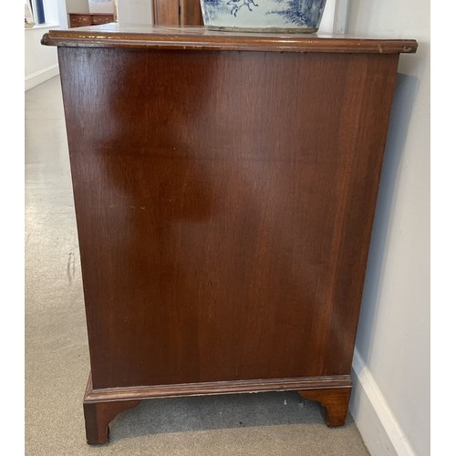 1324 - A George III style mahogany kneehole desk, 80 cm wide