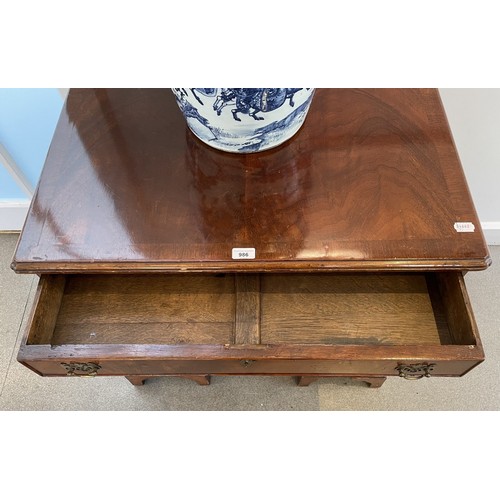1324 - A George III style mahogany kneehole desk, 80 cm wide