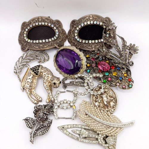 739 - A purple paste and silver mounted oval brooch and assorted vintage brooches and costume jewellery
