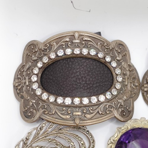 739 - A purple paste and silver mounted oval brooch and assorted vintage brooches and costume jewellery
