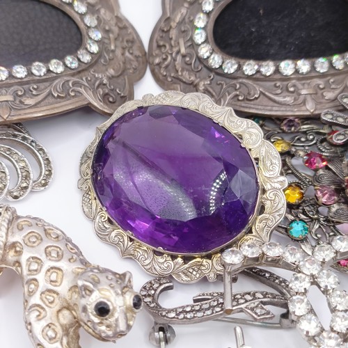 739 - A purple paste and silver mounted oval brooch and assorted vintage brooches and costume jewellery