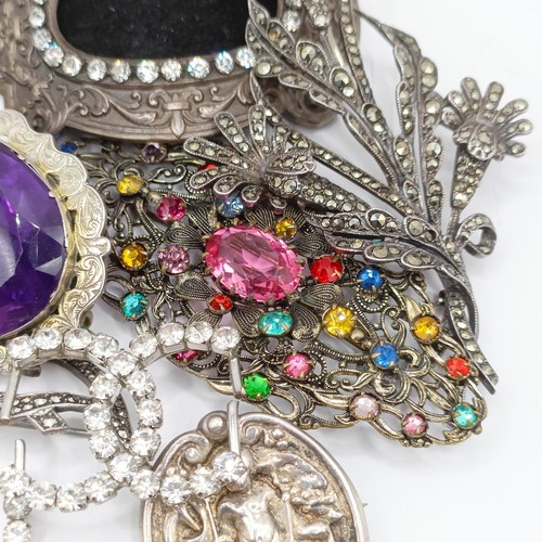 739 - A purple paste and silver mounted oval brooch and assorted vintage brooches and costume jewellery