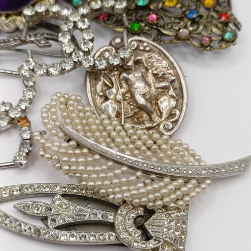739 - A purple paste and silver mounted oval brooch and assorted vintage brooches and costume jewellery