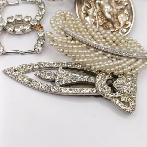739 - A purple paste and silver mounted oval brooch and assorted vintage brooches and costume jewellery