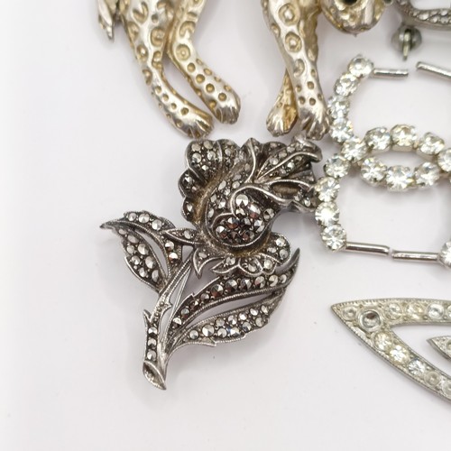 739 - A purple paste and silver mounted oval brooch and assorted vintage brooches and costume jewellery