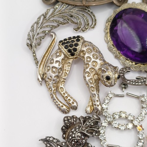 739 - A purple paste and silver mounted oval brooch and assorted vintage brooches and costume jewellery
