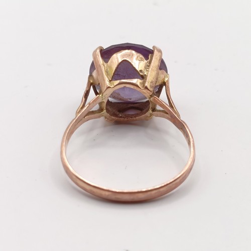 740 - A vintage yellow metal and colour changing purple to blue stone ring, possibly alexandrite