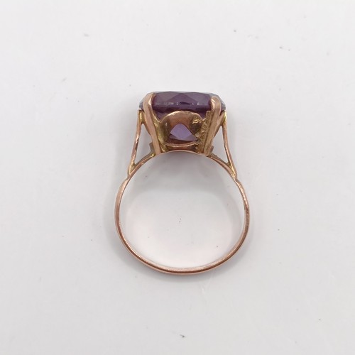 740 - A vintage yellow metal and colour changing purple to blue stone ring, possibly alexandrite