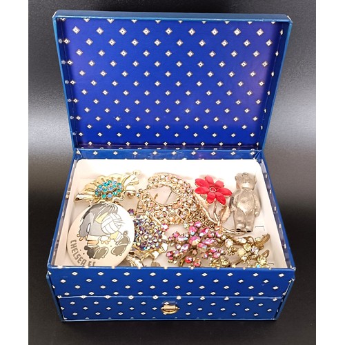 736 - A fancy coloured stone paste set brooch, a vintage paste set necklace and assorted costume jewellery... 