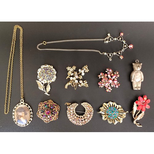 736 - A fancy coloured stone paste set brooch, a vintage paste set necklace and assorted costume jewellery... 