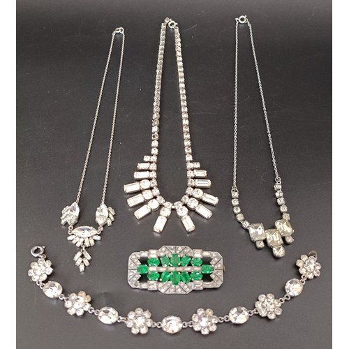 736 - A fancy coloured stone paste set brooch, a vintage paste set necklace and assorted costume jewellery... 