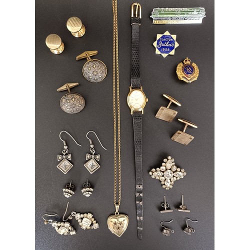 736 - A fancy coloured stone paste set brooch, a vintage paste set necklace and assorted costume jewellery... 