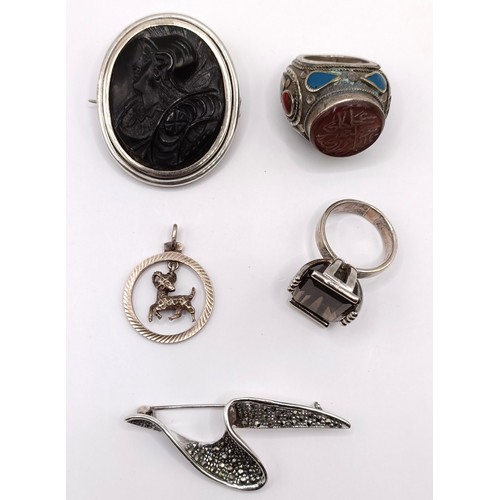 724 - An early 20th century silver memorial brooch, other jewellery, and a silver chain, with yellow metal... 