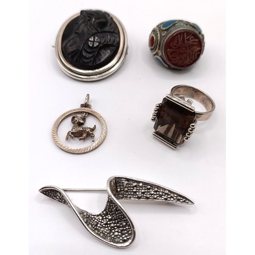 724 - An early 20th century silver memorial brooch, other jewellery, and a silver chain, with yellow metal... 