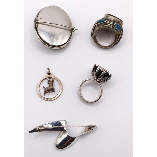 724 - An early 20th century silver memorial brooch, other jewellery, and a silver chain, with yellow metal... 