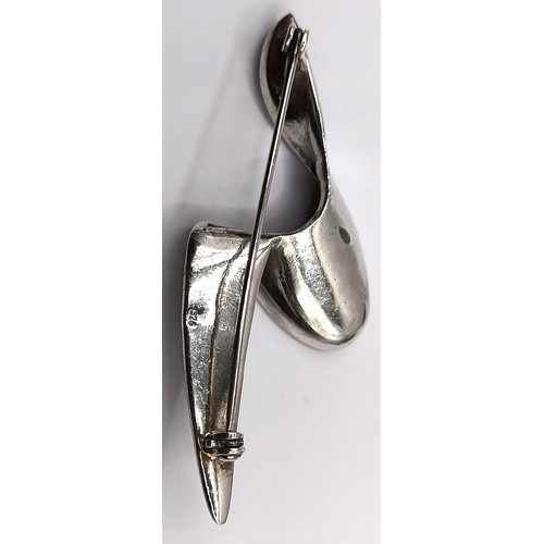 724 - An early 20th century silver memorial brooch, other jewellery, and a silver chain, with yellow metal... 