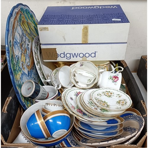 642 - A part Wedgwood Charnwood pattern dinner service, assorted ceramics and glass (2 boxes)