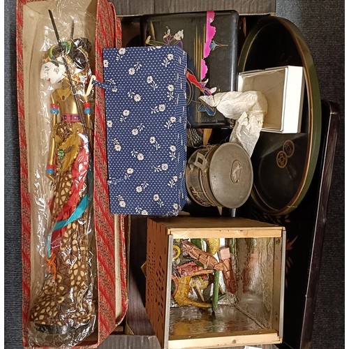 649 - A Japanese lacquered oval tray, 31 cm wide and assorted other items (box)