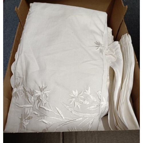 653 - Various linen (box)