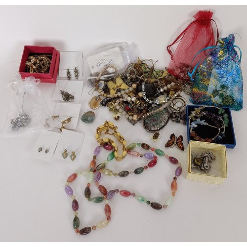743 - Assorted costume jewellery Provenance: Sold on behalf of Yeovil Hospital Breast Cancer Unit charity... 
