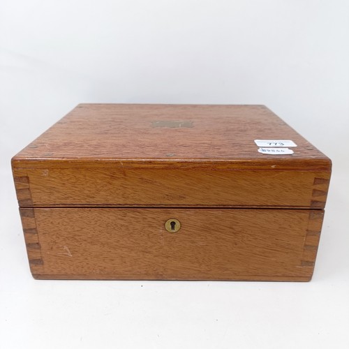 773 - A sextant, engraved Wilfred O'Whites Nautical Instruments, Boston USA in an oak case