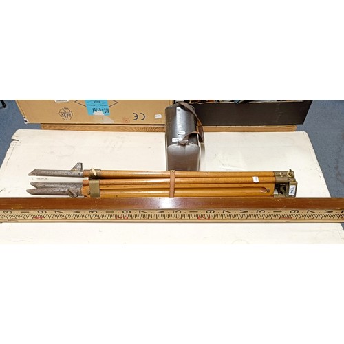 774 - A surveyor's level, a tripod and a measure (3)