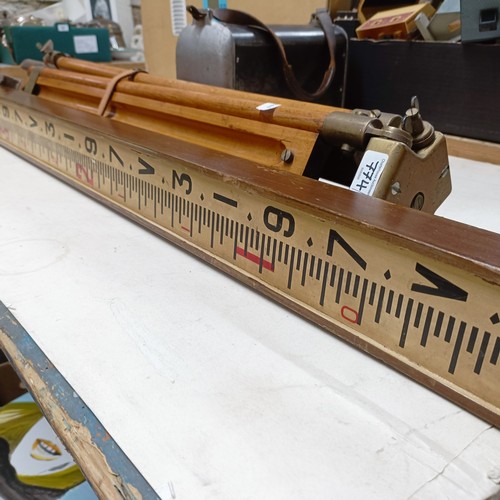 774 - A surveyor's level, a tripod and a measure (3)