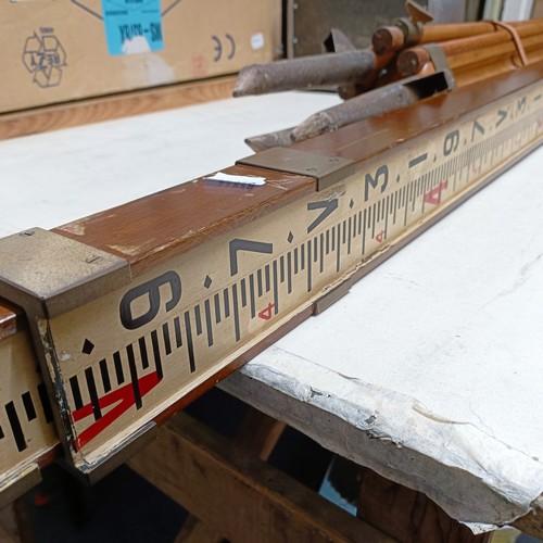 774 - A surveyor's level, a tripod and a measure (3)