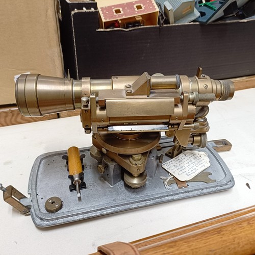 774 - A surveyor's level, a tripod and a measure (3)