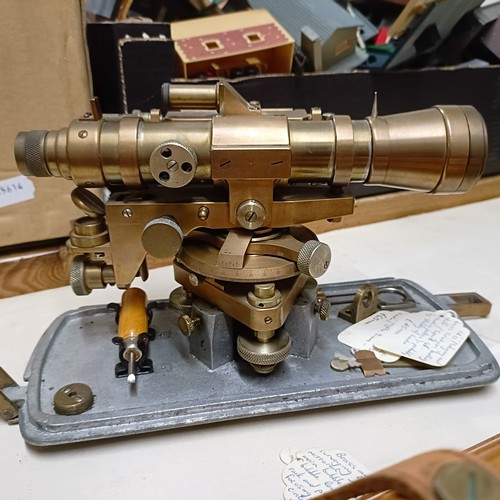774 - A surveyor's level, a tripod and a measure (3)