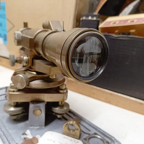 774 - A surveyor's level, a tripod and a measure (3)