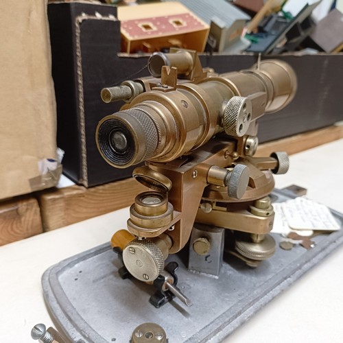 774 - A surveyor's level, a tripod and a measure (3)