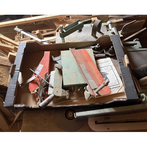 92 - A saw bench, and a dust extractor