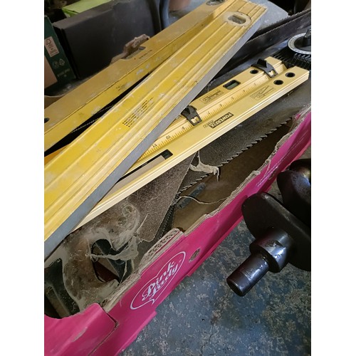 175 - A group of assorted wood working and other tools (qty)