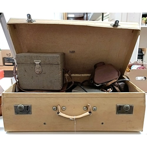 309 - An Agiflex camera and assorted other photographic equipment, in a suitcase
