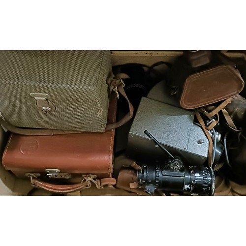 309 - An Agiflex camera and assorted other photographic equipment, in a suitcase