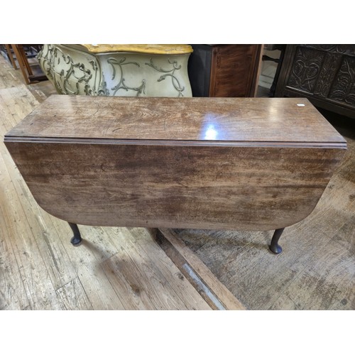 902 - A mahogany drop leaf dining table, 130 cm wide