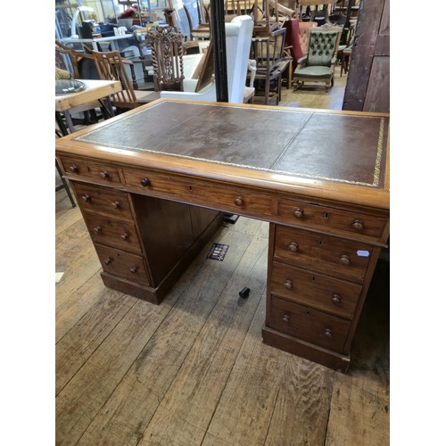 980 - A mahogany pedestal desk, of nine drawer configuration, 133 cm wide