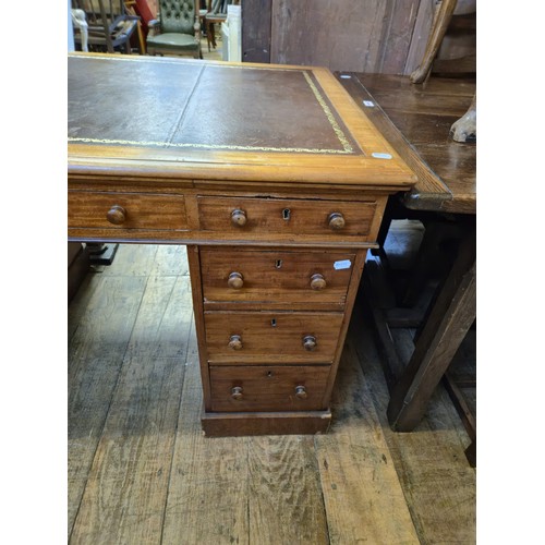 980 - A mahogany pedestal desk, of nine drawer configuration, 133 cm wide