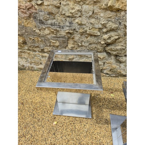 1013 - A pair of aluminium side tables, 60 cm high, 50 cm wide, one mirror top missing
