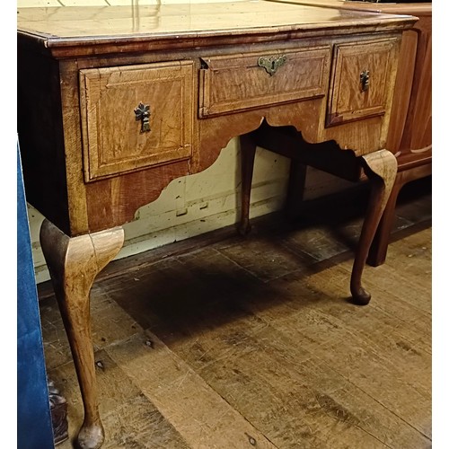 970 - A walnut lowboy, 92 cm wide