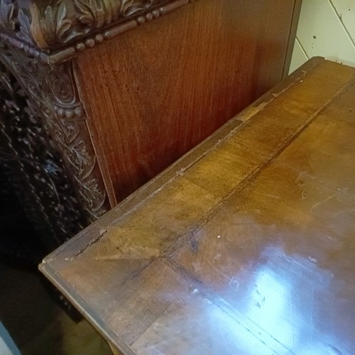970 - A walnut lowboy, 92 cm wide