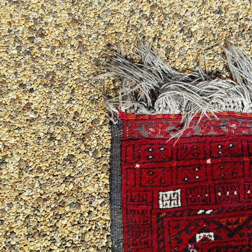 966 - A red ground carpet, 254 cm x 166 cm, and a blue ground rug, 193 cm x 132 cm (2)