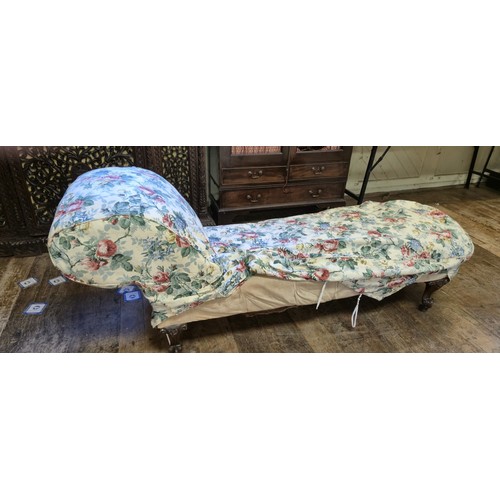 974 - A Victorian day bed, on carved cabriole legs, 200 cm wide