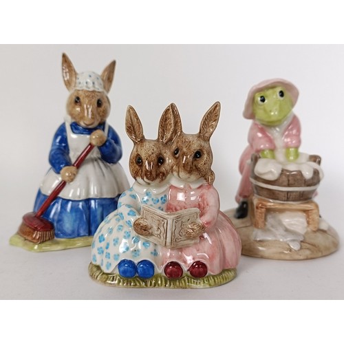 118 - Five Beswick Wind In The Willows figures, including Washerwoman Toad, a Little Loveable figure, I Lo... 