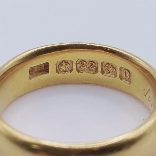 662 - A 22ct wedding band, 7.1 g, ring size K
