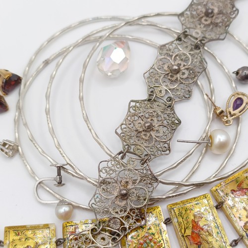 673 - Assorted earrings and other jewellery