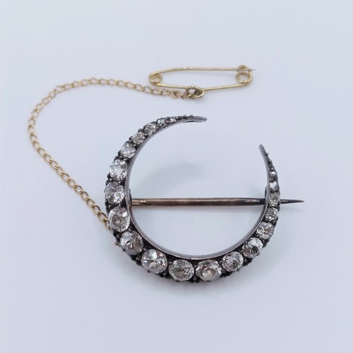 682 - An early 20th century diamond crescent brooch, largest diamond 0.3ct approx.
