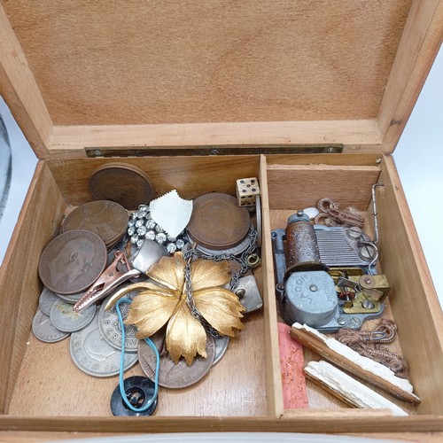 711 - Assorted costume jewellery (box)