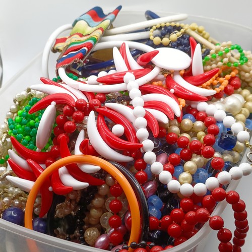711 - Assorted costume jewellery (box)